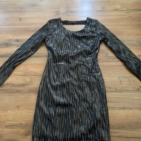 G by Guess Dresses & Skirts - Express sequin long sleeve bodycon dress